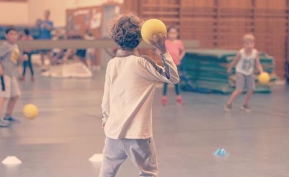 Enfant lançant une balle de dodgeball